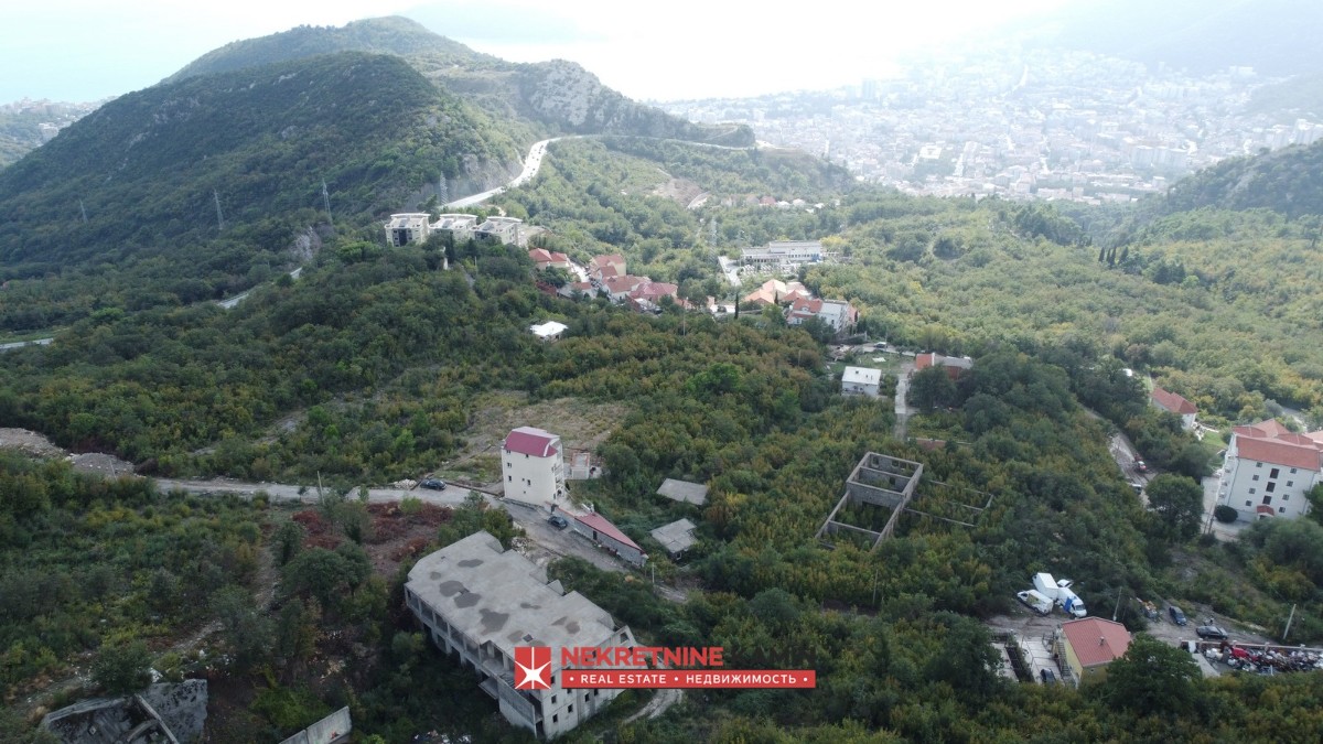 Veliki urbanizovani plac od 7357 m², Markovići, Budva